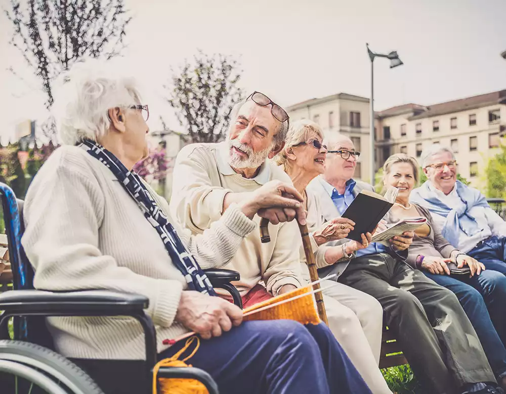 avantages et inconvénients de la maison de retraite par rapport au maintien à domicile